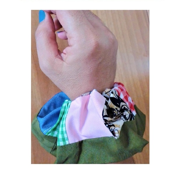 Χειροποίητο scrunchie XL με φάσα χακί, patchwork. - ύφασμα, μαμά, λαστιχάκια μαλλιών - 3