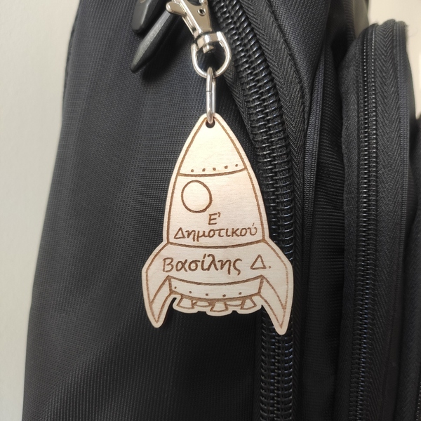 Ξύλινο ταμπελάκι σχολικής τσάντας Διαστημόπλοιο - αγόρι, προσωποποιημένα - 2