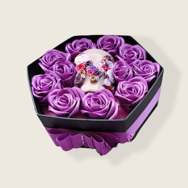Πολυτελές κουτί με χειροποίητα τριαντάφυλλα και 3D κούπα από πολυμερικό πηλό - δώρο, όνομα - μονόγραμμα, δώρο γεννεθλίων