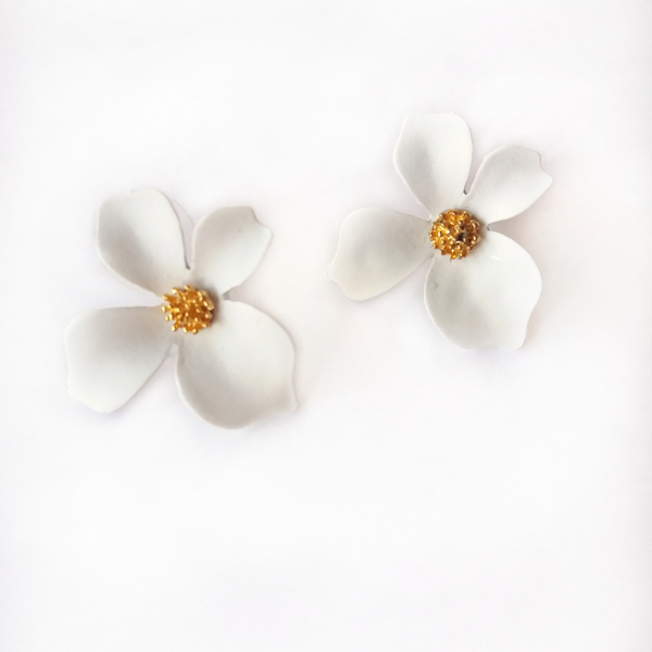 Καρφωτά λευκά σκουλαρίκια λουλούδια, φτιαγμένα από πηλό - πηλός, λουλούδι, καρφωτά