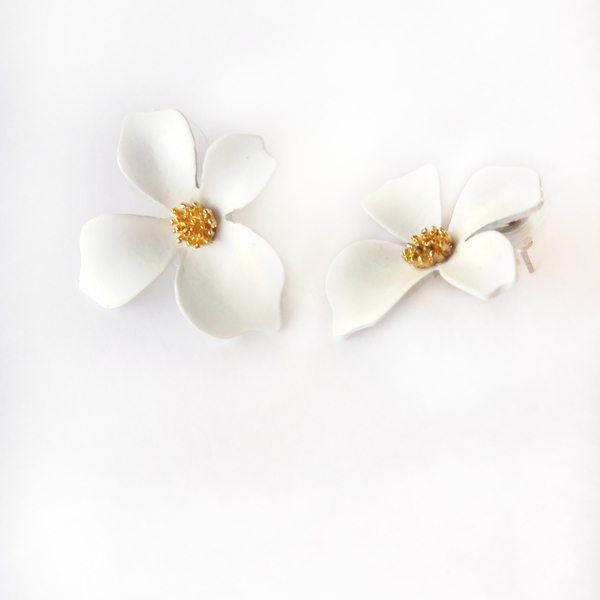 Καρφωτά λευκά σκουλαρίκια λουλούδια, φτιαγμένα από πηλό - πηλός, λουλούδι, καρφωτά - 3