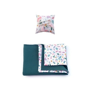 Baby Gift Box Βρεφική Πικέ Κουβέρτα διπλής όψεως Πράσινη με Λουλούδια 1 x 0.70 εκ oeko-tex 1 σετ των δύο με φυλαχτό παραμάνα The Pink Feather - κορίτσι, σετ δώρου, δώρο γέννησης, φυλαχτά, κουβέρτες