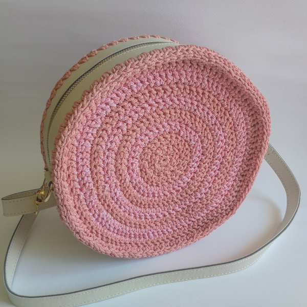 Στρόγγυλη πλεκτή τσάντα, σε ροζ χρώμα και άσπρο - διαμετρος 30cm - ώμου, χιαστί, all day, δερματίνη, πλεκτές τσάντες