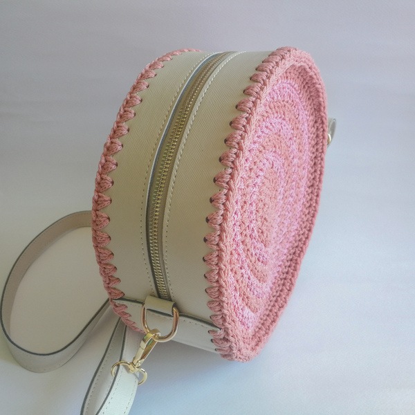 Στρόγγυλη πλεκτή τσάντα, σε ροζ χρώμα και άσπρο - διαμετρος 30cm - ώμου, χιαστί, all day, δερματίνη, πλεκτές τσάντες - 2