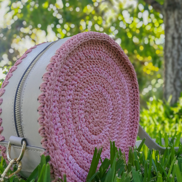 Στρόγγυλη πλεκτή τσάντα, σε ροζ χρώμα και άσπρο - διαμετρος 30cm - ώμου, χιαστί, all day, δερματίνη, πλεκτές τσάντες - 3