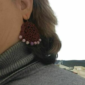 Wire crochet στρογγυλά σκουλαρίκια με χάντρες σε μωβ αποχρώσεις - χαλκός, κρεμαστά, μεγάλα, γάντζος, πλεκτά