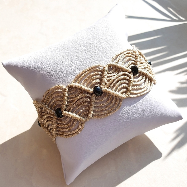 Βραχιόλι φαρδύ μακραμέ boho chic χρυσό με μαύρες κρυστάλλινες χάντρες - μακραμέ, χρυσό, boho, χάντρες - 3