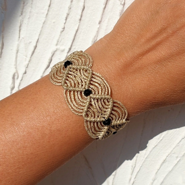 Βραχιόλι φαρδύ μακραμέ boho chic χρυσό με μαύρες κρυστάλλινες χάντρες - μακραμέ, χρυσό, boho, χάντρες - 2