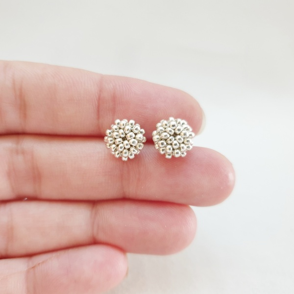 Καρφωτά σκουλαρίκια mini miyuki berries "silver" - minimal, καρφωτά, μικρά, seed beads, καρφάκι - 2