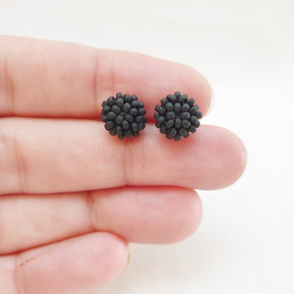 Καρφωτά σκουλαρίκια mini miyuki berries "black" - minimal, καρφωτά, μικρά, seed beads, καρφάκι - 2