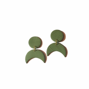 Σκουλαρίκια από πηλό πράσινα λαδί "THE MOON" - πηλός, κρεμαστά, καρφάκι