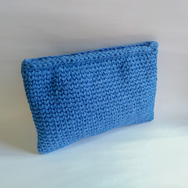 Πλεκτό τσαντάκι τύπου πορτοφόλι σε μπλε χρώμα - 25cm × 20cm - φάκελοι, all day, χειρός, πλεκτές τσάντες, μικρές