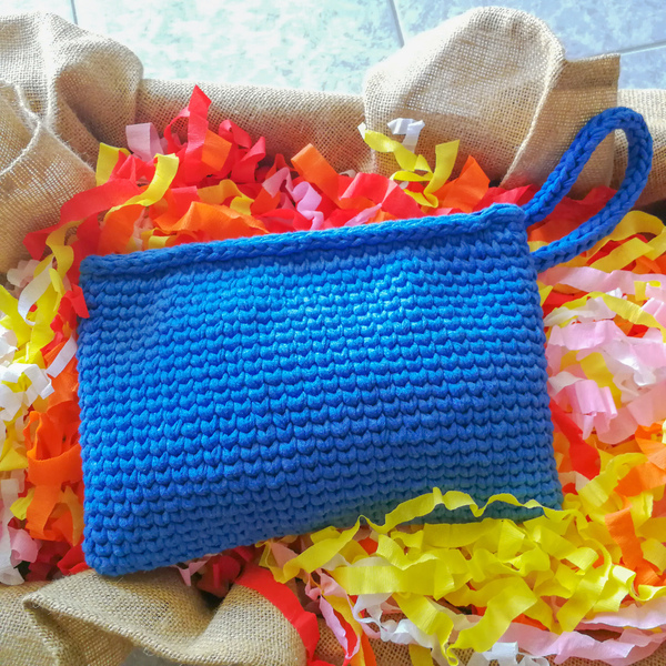 Πλεκτό τσαντάκι τύπου πορτοφόλι σε μπλε χρώμα - 25cm × 20cm - φάκελοι, all day, χειρός, πλεκτές τσάντες, μικρές - 4