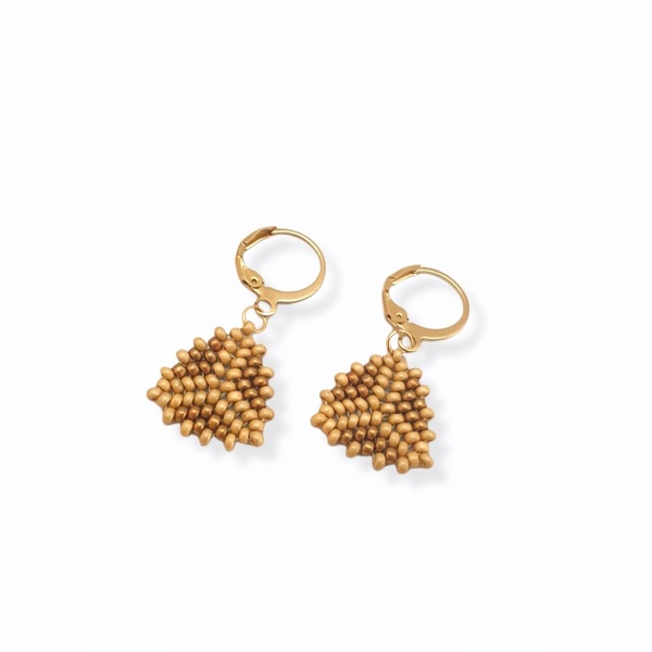 Κρεμαστά σκουλαρίκια mini triangle matte gold - κρίκοι, μικρά, boho, γάντζος, seed beads