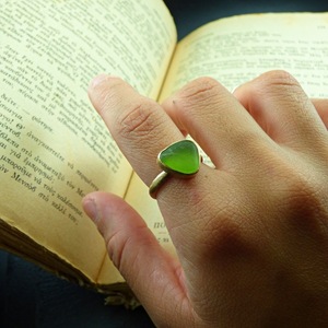 "Green triangle Seaglass ring" - Xειροποίητο επίχρυσο 18κ ματ δαχτυλίδι με γυαλάκι της θάλασσας. - επιχρυσωμένα, αυξομειούμενα, γυαλί