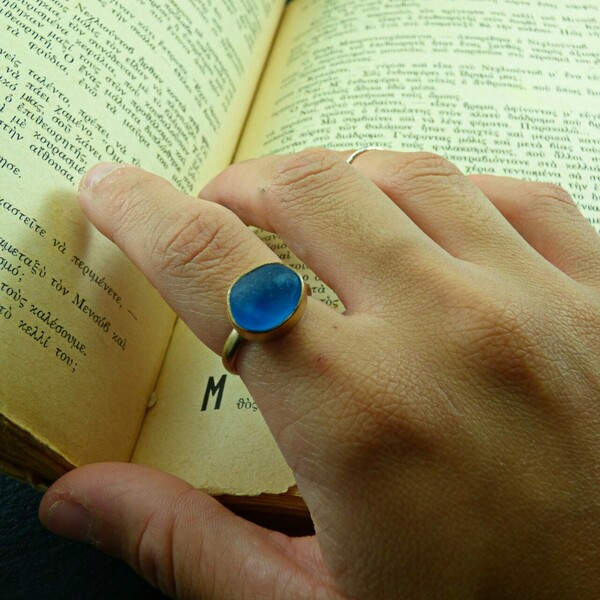 " Blue Seaglass ring" - Xειροποίητο επίχρυσο 18κ ματ δαχτυλίδι με γυαλάκι της θάλασσας! - γυαλί, επιχρυσωμένα, αυξομειούμενα