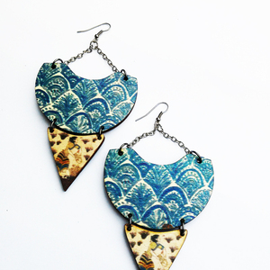THE SAFFRON PICKER EARRINGS σκουλαρίκια με απεικόνιση απο τοιχογραφία της Σαντορίνης - ξύλο, γεωμετρικά σχέδια, ethnic, κρεμαστά, γάντζος - 2