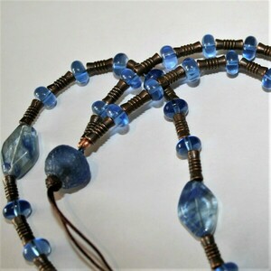 Λουράκι κινητού με μπλε πέτρες-γυάλινες και χάλκινες χάντρες - ημιπολύτιμες πέτρες, χαλκός, κορδόνια, χάντρες, λουράκια - 2