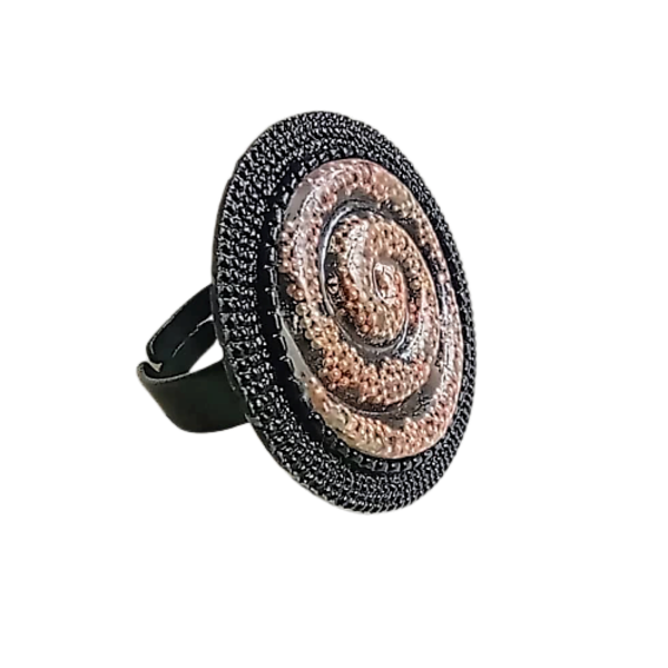 Δαχτυλίδι στρόγγυλο σε μαύρη βάση με σπείρα ρητίνης ροζ - γυαλί, ορείχαλκος, μεγάλα, αυξομειούμενα, φθηνά