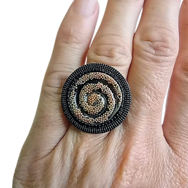 Δαχτυλίδι στρόγγυλο σε μαύρη βάση με σπείρα ρητίνης ροζ - γυαλί, ορείχαλκος, μεγάλα, αυξομειούμενα, φθηνά - 4