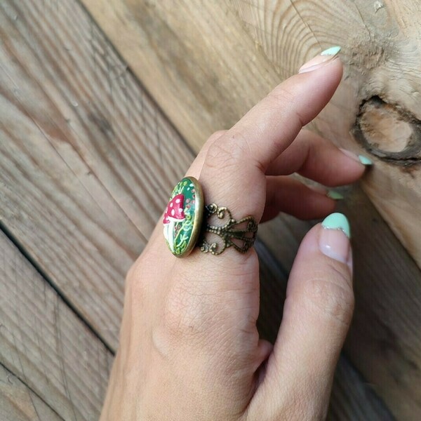 Δαχτυλίδι από πολυμερικό πηλό χειροποίητα σε πράσινο φόντο. Σχέδιο μανιτάρι - ορείχαλκος, πηλός, λουλούδι, μικρά, αυξομειούμενα - 3