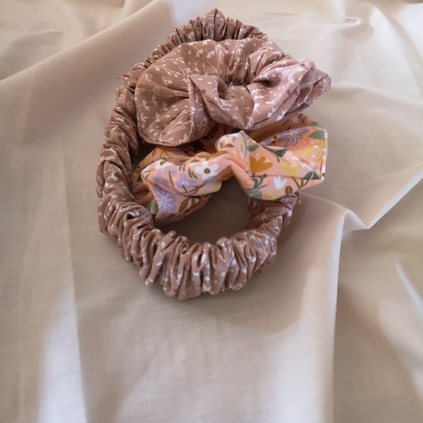 Σετ από δύο λαστιχάκια μαλλιών scrunchies με λουλούδια σε γήινους χρωματισμους. - ύφασμα, δώρο, λουλούδια, δώρα για γυναίκες, λαστιχάκια μαλλιών - 4
