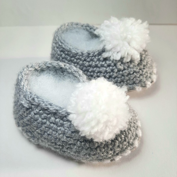 Πλεκτά παπούτσια για νεογέννητο αγοράκι σε γκρι λευκό - δώρο, αγκαλιάς - 2