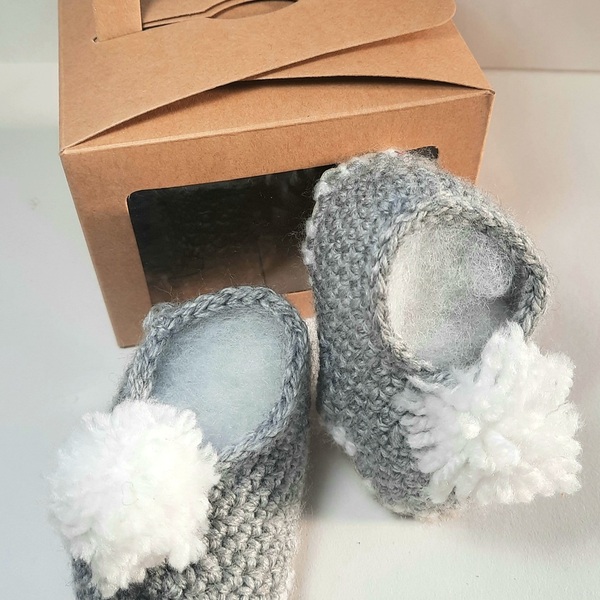 Πλεκτά παπούτσια για νεογέννητο αγοράκι σε γκρι λευκό - δώρο, αγκαλιάς - 3