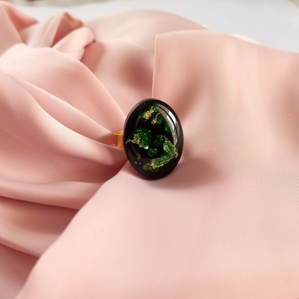 Δαχτυλίδι από υγρό γυαλί σε βαθύ πράσινο χρώμα με φύλλα χρυσού και μεταλλικά στοιχεία από ανοξείδωτο ατσάλι. - γυαλί, για γάμο, μεγάλα, αυξομειούμενα, φθηνά - 4