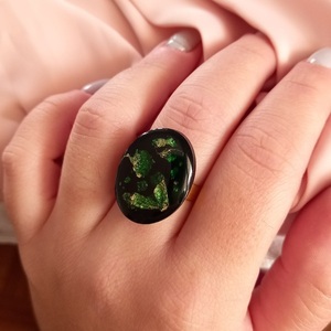 Δαχτυλίδι από υγρό γυαλί σε βαθύ πράσινο χρώμα με φύλλα χρυσού και μεταλλικά στοιχεία από ανοξείδωτο ατσάλι. - γυαλί, για γάμο, μεγάλα, αυξομειούμενα, φθηνά - 2