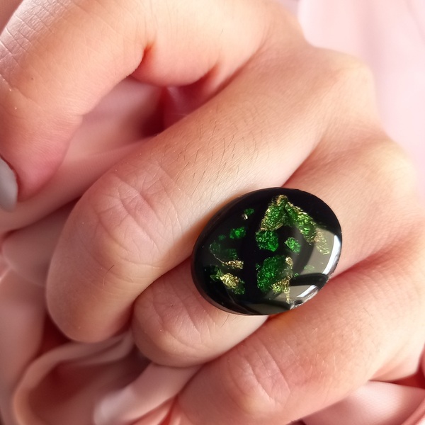 Δαχτυλίδι από υγρό γυαλί σε βαθύ πράσινο χρώμα με φύλλα χρυσού και μεταλλικά στοιχεία από ανοξείδωτο ατσάλι. - γυαλί, για γάμο, μεγάλα, αυξομειούμενα, φθηνά