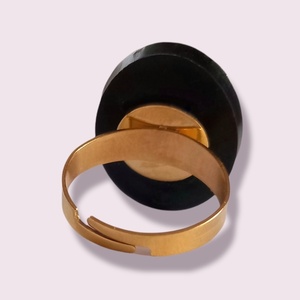 Δαχτυλίδι από υγρό γυαλί σε βαθύ πράσινο χρώμα με φύλλα χρυσού και μεταλλικά στοιχεία από ανοξείδωτο ατσάλι. - γυαλί, για γάμο, μεγάλα, αυξομειούμενα, φθηνά - 5