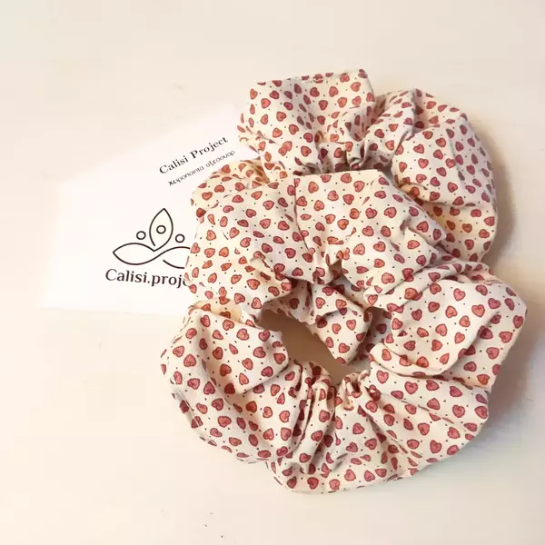 Κοκκαλάκι scrunchie βαμβακερό ανοιχτό μπεζ με καρδιές - λαστιχάκια μαλλιών - 2