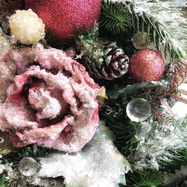 Χριστουγεννιάτικο στεφάνι με τριαντάφυλλα , μπαλες και κουκουνάρια - στεφάνια, διακοσμητικά, χριστουγεννιάτικα δώρα - 2