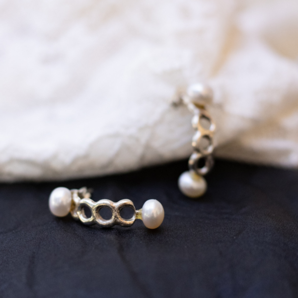 Καρφωτά σκουλαρίκια από ασήμι με μαργαριτάρια. - ασήμι, μαργαριτάρι, κρεμαστά, πέρλες - 5