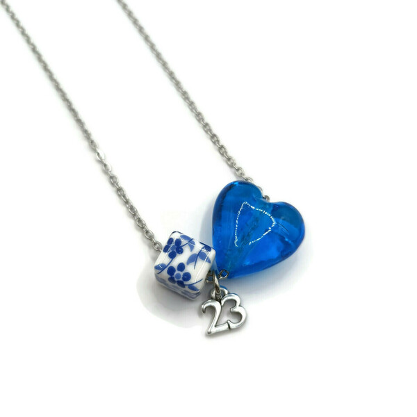 Γούρι 2023 - Ατσάλινο κολιέ με μπλε καρδιά murano, μπλε λουλουδάτο κεραμικό κύβο κ κρεμαστό ''23'' - γυαλί, καρδιά, ατσάλι, κύβος, γούρια