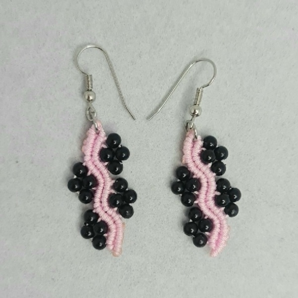 Macrame χειροποίητα σκουλαρίκια σε ροζ χρώμα με μαύρες χάντρες - μακραμέ, κρεμαστά, γάντζος