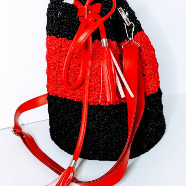 Χειροποίητη πλεκτή τσάντα πουγκί με κόκκινα δερμάτινα στοιχεία - νήμα, ώμου, πουγκί, χειρός, πλεκτές τσάντες - 2