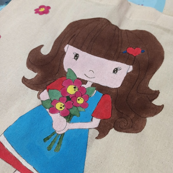 πάνινη τσάντα με κοριτσάκι που κρατάει λουλούδια και όνομα για μεταφορά βιβλίων - κορίτσι, όνομα - μονόγραμμα - 3