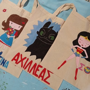 πάνινη τσάντα με κοριτσάκι που κρατάει λουλούδια και όνομα για μεταφορά βιβλίων - κορίτσι, όνομα - μονόγραμμα - 4