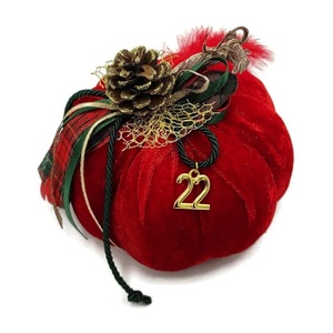 Γούρι 2022 Κολοκύθα Βελούδινη κόκκινη με κουκουνάρι και κορδέλες 13cm - βελούδο, χριστουγεννιάτικα δώρα, κολοκύθα, γούρια