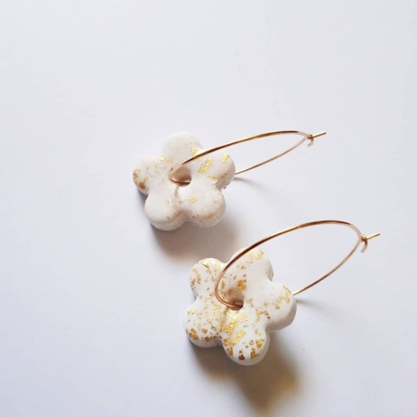 Λευκά λουλούδια με λεπτομέρειες από χρυσό σε κρίκο - πηλός, κρίκοι, λουλούδι, ατσάλι - 3