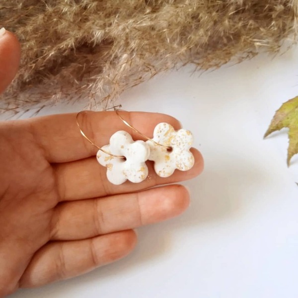 Λευκά λουλούδια με λεπτομέρειες από χρυσό σε κρίκο - πηλός, κρίκοι, λουλούδι, ατσάλι - 4