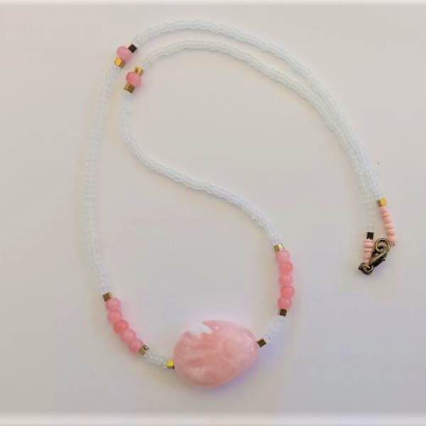 Κολιέ με χάντρες. Χρώμα: ροζ, λευκό, χρυσό. Μηκός: 47-49 εκ. - χάντρες, κοντά, seed beads