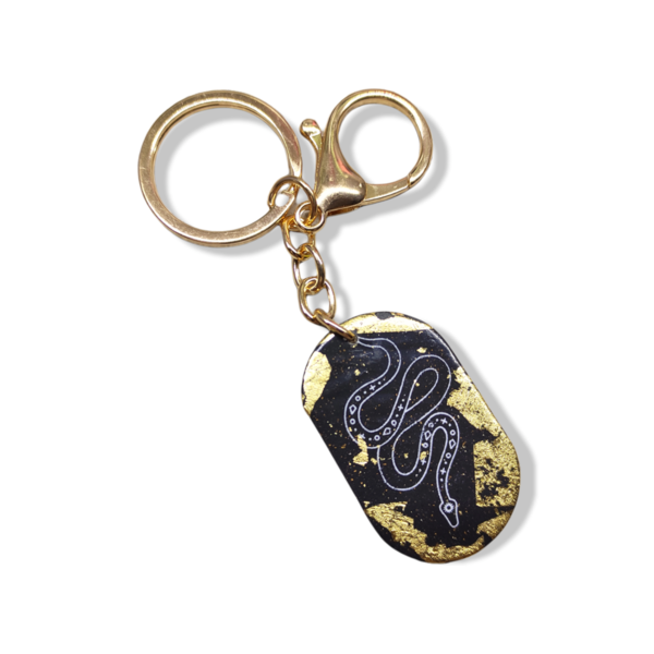 Μαύρο μπρελόκ με σχέδιο φίδι και χρυσές λεπτομέρειες - boho, πρωτότυπα δώρα