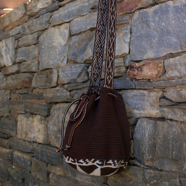 Πλεκτή καφέ τσάντα βελονάκι ώμου σε ethnic σχέδιο και χερούλι στον αργαλειό - ώμου, πουγκί, all day, πλεκτές τσάντες, μικρές - 4