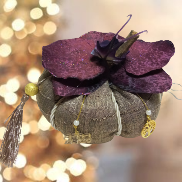 Χειροποίητη κολοκύθα - Γούρι μπεζ με μπορντό ορχιδέα (14 χ 11 εκ.) - ύφασμα, χριστουγεννιάτικο, χριστουγεννιάτικα δώρα, κολοκύθα, γούρια - 2