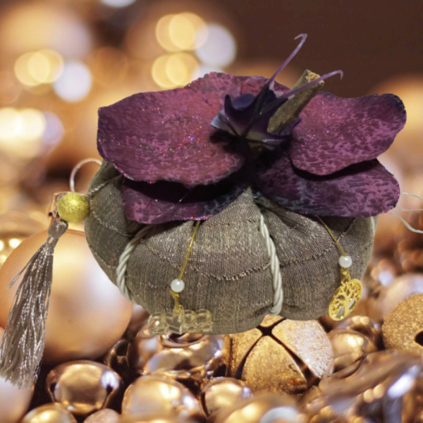 Χειροποίητη κολοκύθα - Γούρι μπεζ με μπορντό ορχιδέα (14 χ 11 εκ.) - ύφασμα, χριστουγεννιάτικο, χριστουγεννιάτικα δώρα, κολοκύθα, γούρια - 4