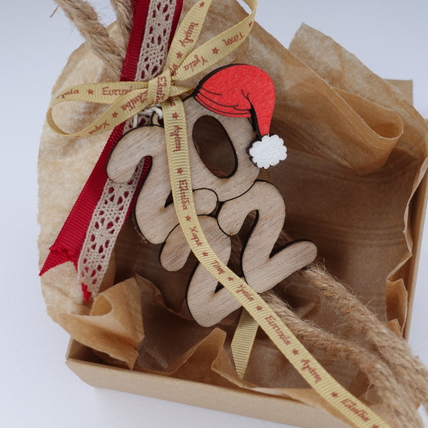 Γούρι με κορδόνι Γιούτα,κορδέλες,δαντέλα και ξύλινο διακοσμητικό με Χριστουγεννιάτικο σκούφο 30 εκ - γούρια - 2