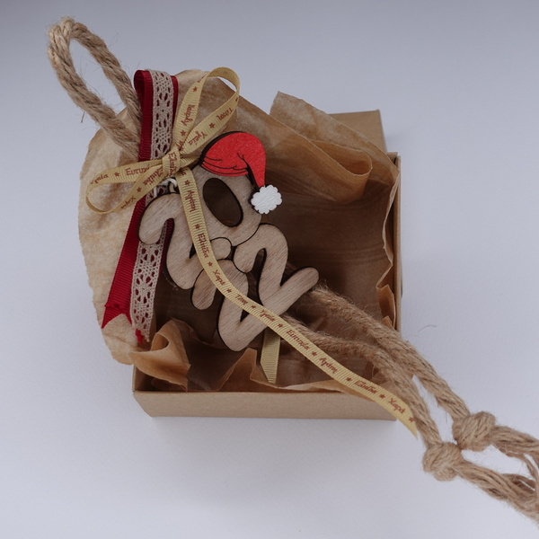 Γούρι με κορδόνι Γιούτα,κορδέλες,δαντέλα και ξύλινο διακοσμητικό με Χριστουγεννιάτικο σκούφο 30 εκ - γούρια - 3